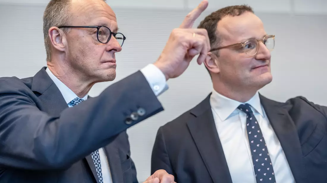Kanzler Merz sieht ein Zeitfenster für wichtige Reformen bis zur Sommerpause. - Bild: Michael Kappeler/dpa