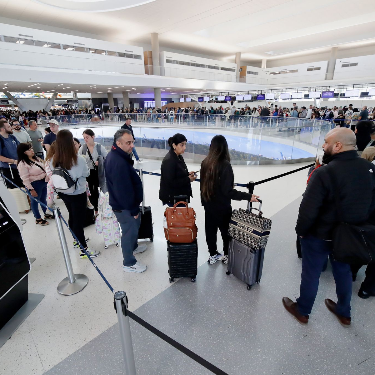 An US-Flughäfen gibt es derzeit lange Wartezeiten (Archivbild). - Foto: Michael Wyke/FR33763 AP/AP/dpa