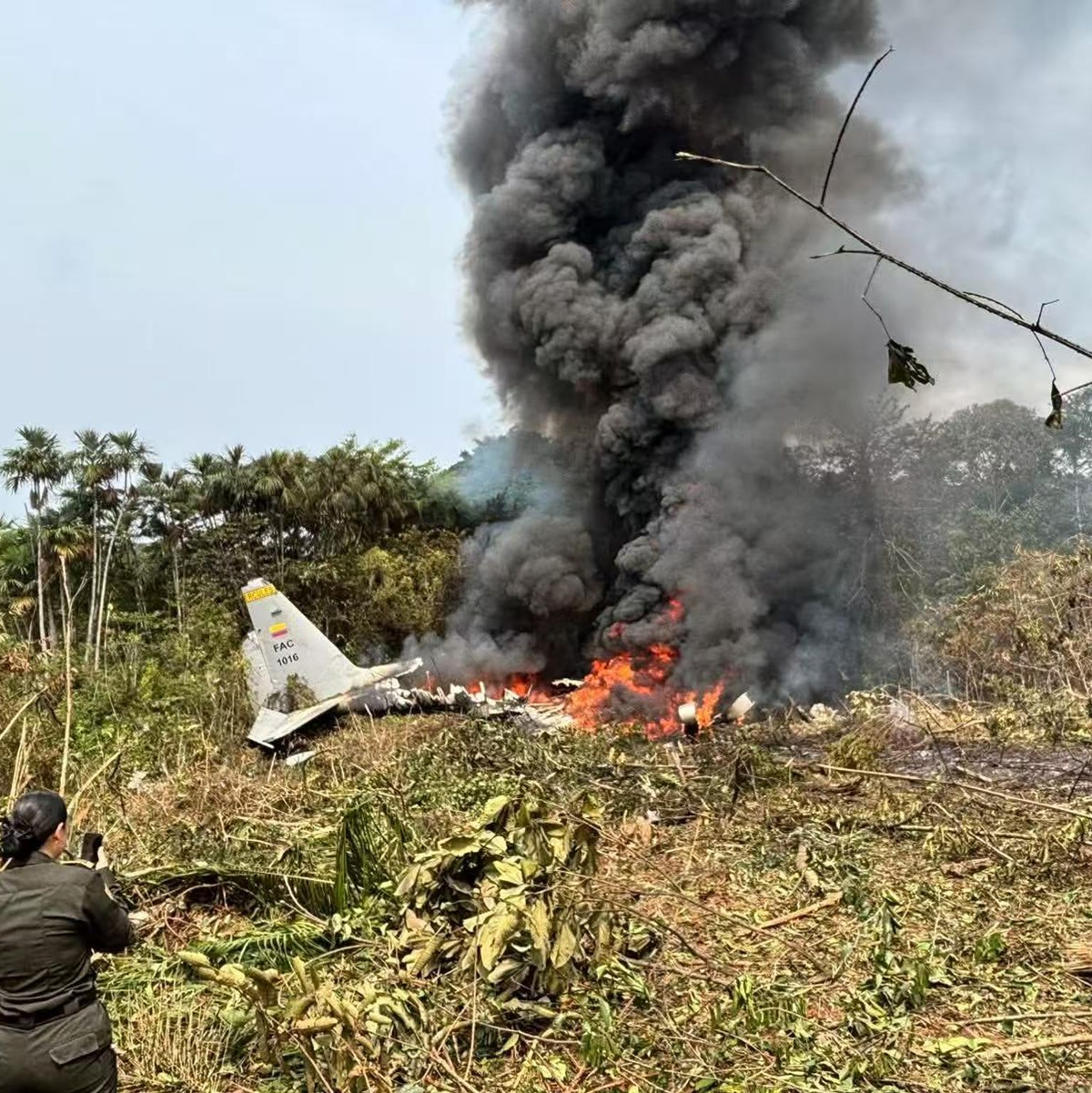 Die Maschine war wenige Minuten nach dem Start abgestürzt und anschließend in Brand geraten. - Foto: Stringer/XinHua/dpa
