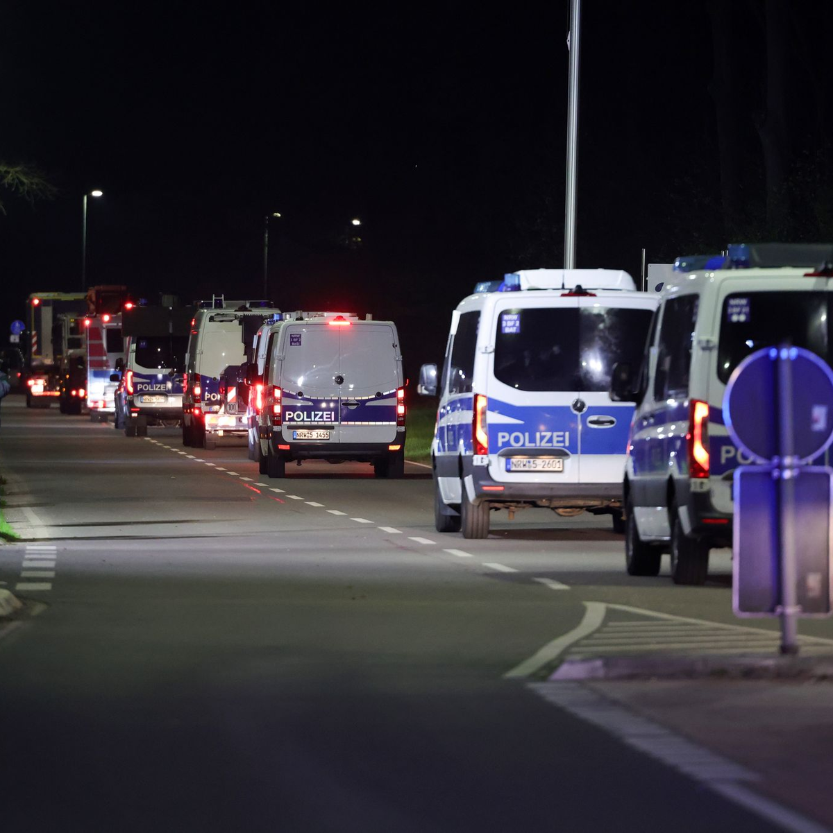 Gegen kurz nach 22.00 Uhr rollte der Konvoi am Dienstag los. - Foto: Christoph Reichwein/dpa