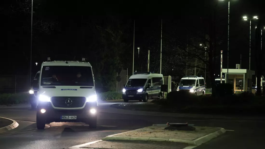 Zahlreiche Einsatzkräfte der Polizei sichern den Transport. - Bild: Christoph Reichwein/dpa