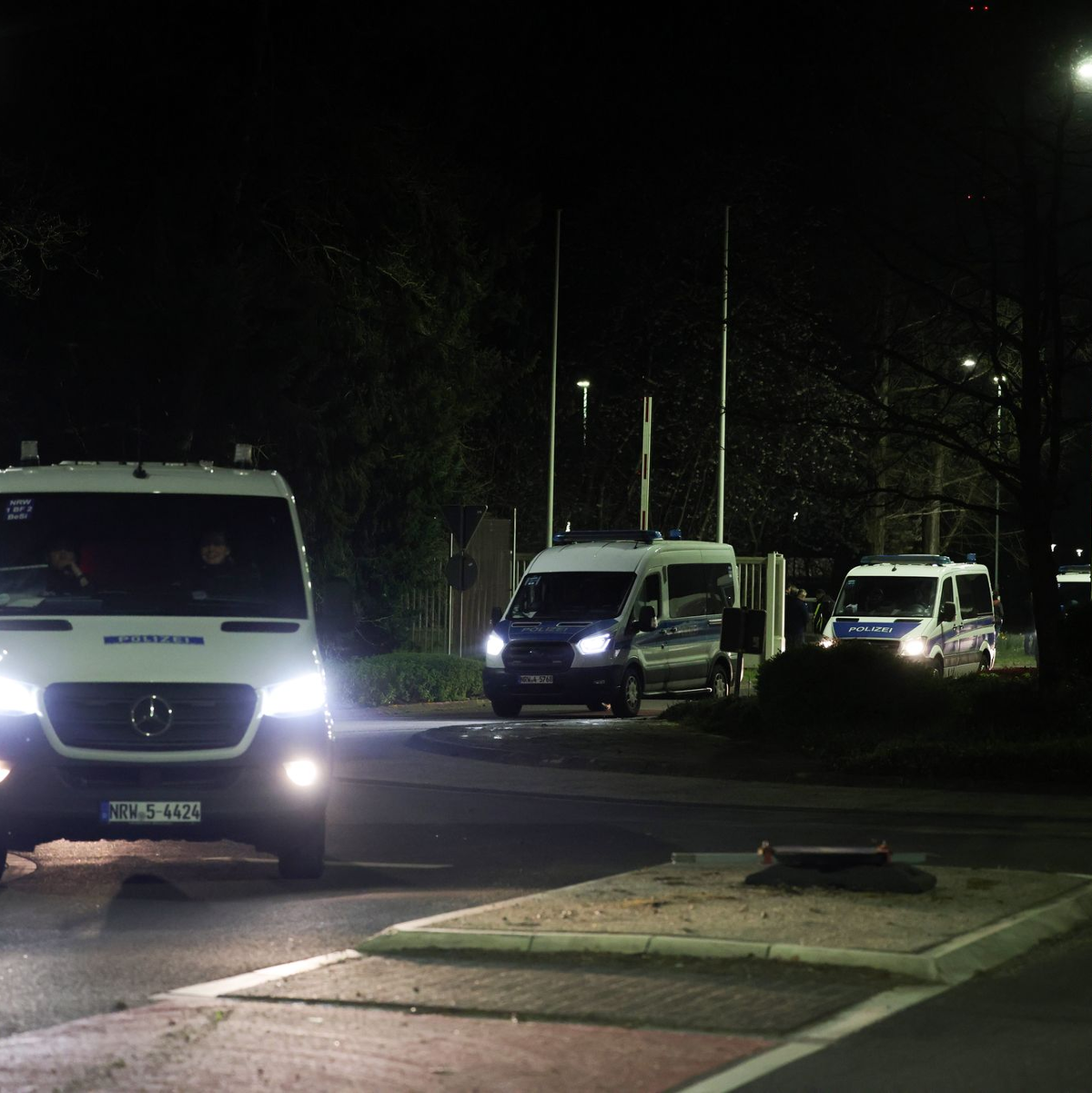 Zahlreiche Einsatzkräfte der Polizei sichern den Transport. - Foto: Christoph Reichwein/dpa