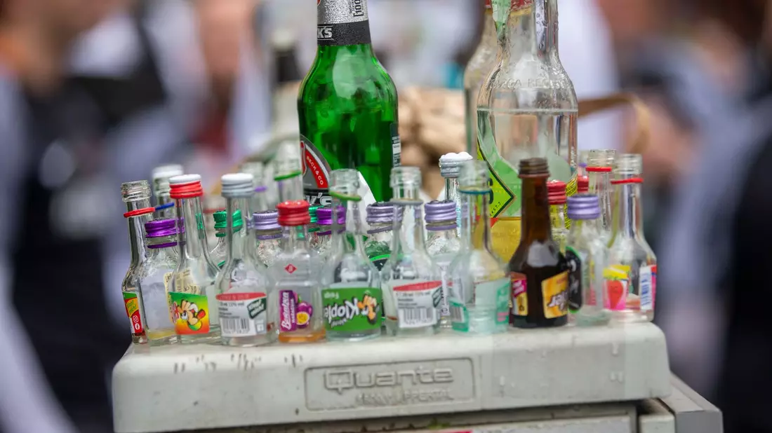 Ein Bündnis aus mehreren Fachorganisationen fordert eine bessere Alkoholprävention. (Archivfoto)  - Bild: Thomas Banneyer/dpa