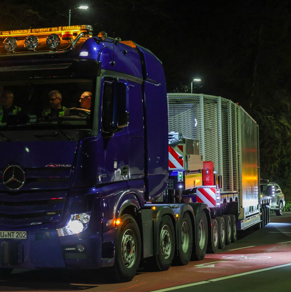 Mit etwa 100 Fahrzeugen hat sich der Konvoi in Bewegung gesetzt. - Foto: Christoph Reichwein/dpa