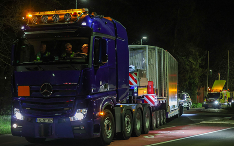 Mit etwa 100 Fahrzeugen hat sich der Konvoi in Bewegung gesetzt. - Foto: Christoph Reichwein/dpa