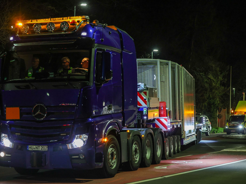 Mit etwa 100 Fahrzeugen hat sich der Konvoi in Bewegung gesetzt. - Foto: Christoph Reichwein/dpa