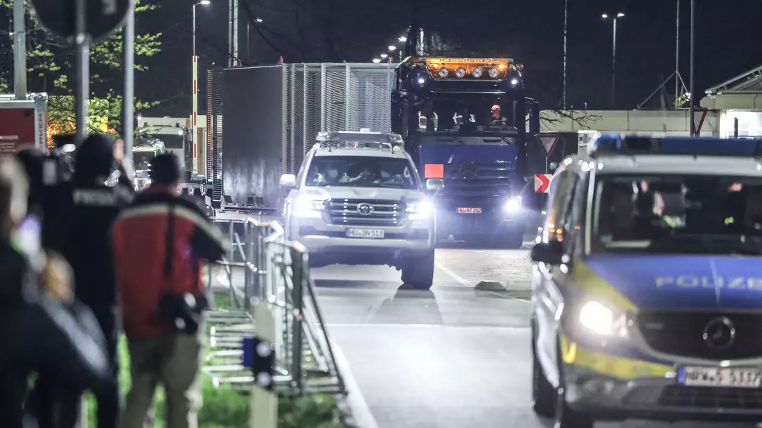Der Lkw mit dem Castor hat das Jülicher Forschungszentrum einige Minuten nach 22.00 Uhr verlassen. - Bild: Oliver Berg/dpa