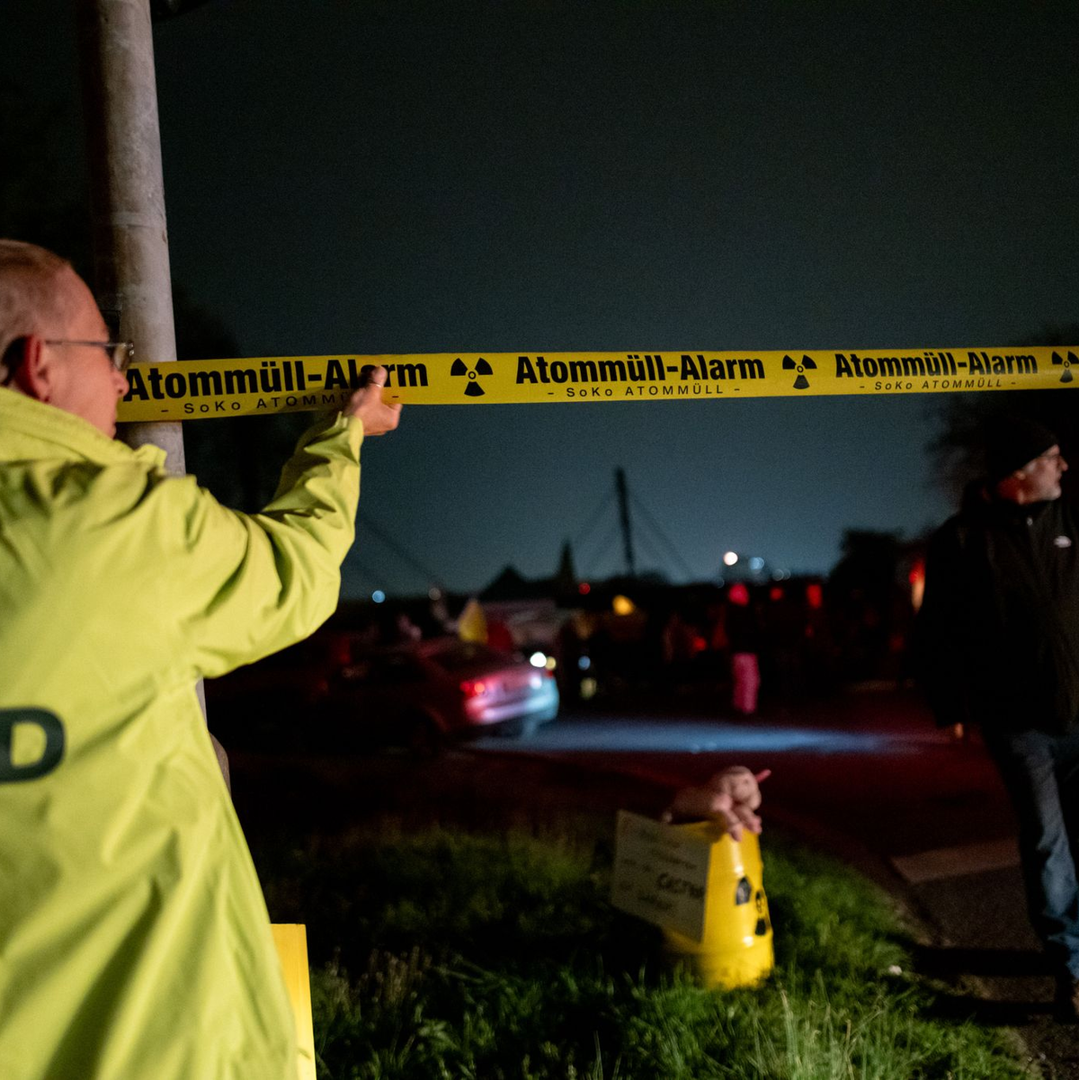 Mehrere Mahnwachen formierten sich entlang der Castor-Strecke. - Foto: Fabian Strauch/dpa