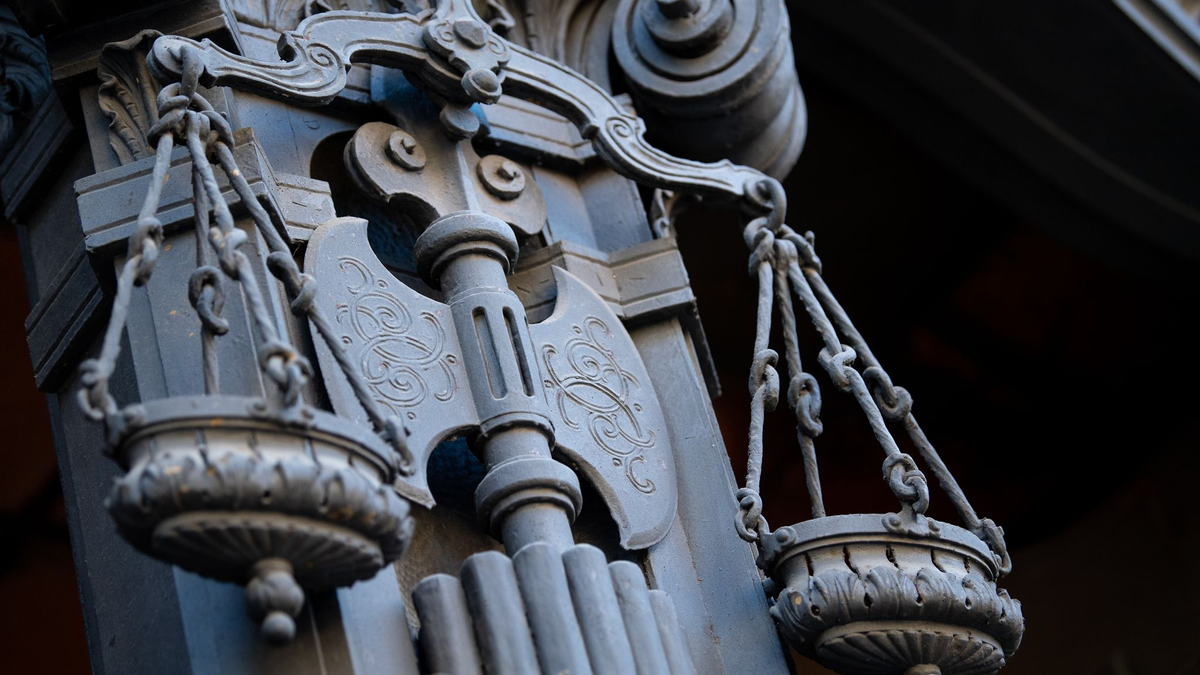 Prozessbegleitung soll es für alle Opfer schwerer Straftaten geben. (Symbolbild)  - Foto: Fabian Sommer/dpa