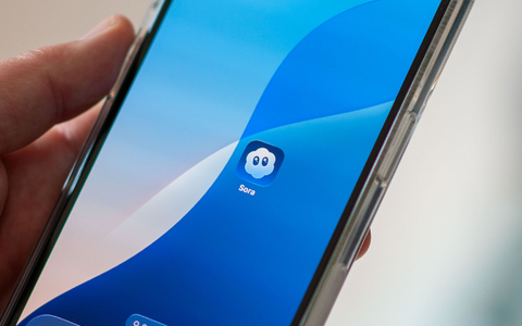 Mit Sora konnten Nutzer auch selbst in den per KI generierten Videos auftauchen. (Archivbild) - Foto: Andrej Sokolow/dpa