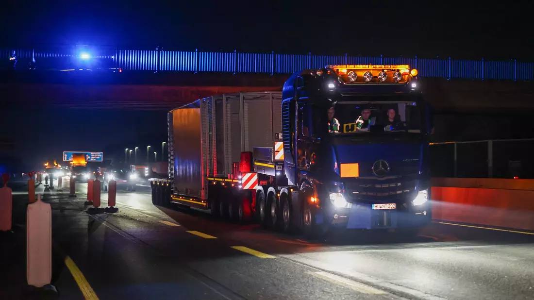 Ein Schwerlasttransporter, der einen Castor-Behälter mit Atommüll geladen hat, befährt die Bundesautobahn A3 in Höhe Bottrop, kurz bevor er auf die A31 in Richtung Münsterland wechselt. Castor-Transporte sind durch Nordrhein-Westfalen von Jülich nach Ahaus geplant. - Bild: Christoph Reichwein/dpa pool/dpa