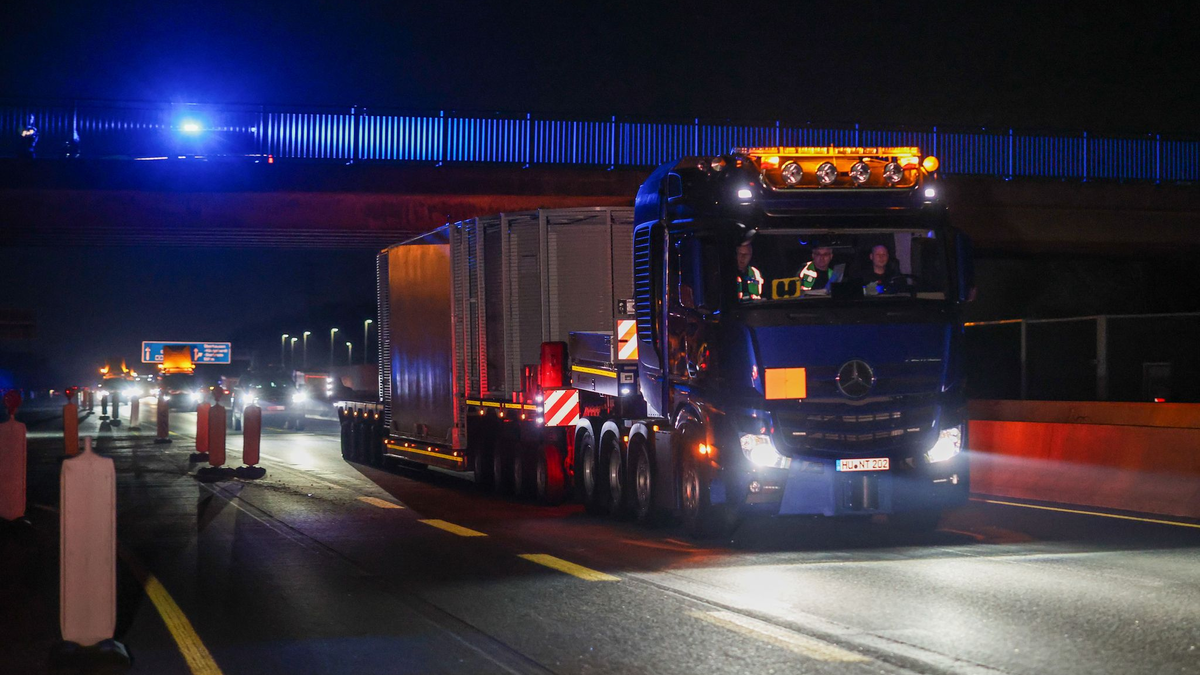 Ein Schwerlasttransporter, der einen Castor-Behälter mit Atommüll geladen hat, befährt die Bundesautobahn A3 in Höhe Bottrop, kurz bevor er auf die A31 in Richtung Münsterland wechselt. Castor-Transporte sind durch Nordrhein-Westfalen von Jülich nach Ahaus geplant. - Foto: Christoph Reichwein/dpa pool/dpa