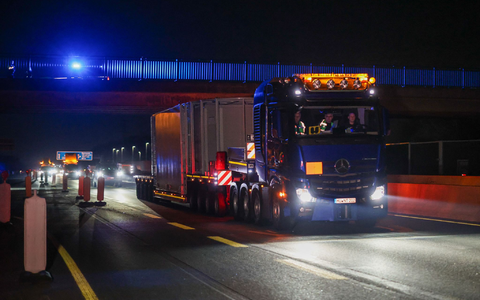 Ein Schwerlasttransporter, der einen Castor-Behälter mit Atommüll geladen hat, befährt die Bundesautobahn A3 in Höhe Bottrop, kurz bevor er auf die A31 in Richtung Münsterland wechselt. Castor-Transporte sind durch Nordrhein-Westfalen von Jülich nach Ahaus geplant. - Foto: Christoph Reichwein/dpa pool/dpa Ein Schwerlasttransporter, der einen Castor-Behälter mit Atommüll geladen hat, befährt die Bundesautobahn A3 in Höhe Bottrop, kurz bevor er auf die A31 in Richtung Münsterland wechselt. Castor-Transporte sind durch Nordrhein-Westfalen von Jülich nach Ahaus geplant. - Foto: Christoph Reichwein/dpa pool/dpa