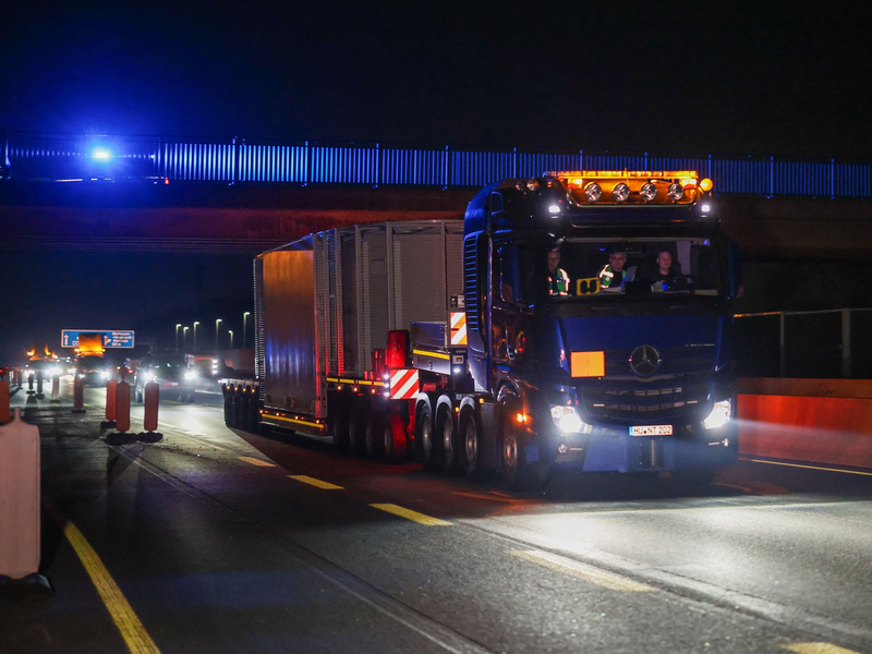 Ein Schwerlasttransporter, der einen Castor-Behälter mit Atommüll geladen hat, befährt die Bundesautobahn A3 in Höhe Bottrop, kurz bevor er auf die A31 in Richtung Münsterland wechselt. Castor-Transporte sind durch Nordrhein-Westfalen von Jülich nach Ahaus geplant. - Foto: Christoph Reichwein/dpa pool/dpa