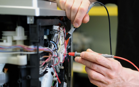 Ersatzteile sollen nicht so teuer sein, damit sich Verbraucherinnen und Verbraucher für die Reparatur entscheiden. (Illustration) - Foto: Sebastian Willnow/dpa Ersatzteile sollen nicht so teuer sein, damit sich Verbraucherinnen und Verbraucher für die Reparatur entscheiden. (Illustration) - Foto: Sebastian Willnow/dpa