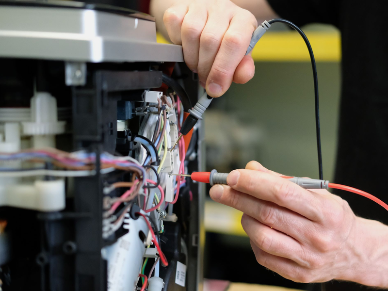 Ersatzteile sollen nicht so teuer sein, damit sich Verbraucherinnen und Verbraucher für die Reparatur entscheiden. (Illustration) - Foto: Sebastian Willnow/dpa