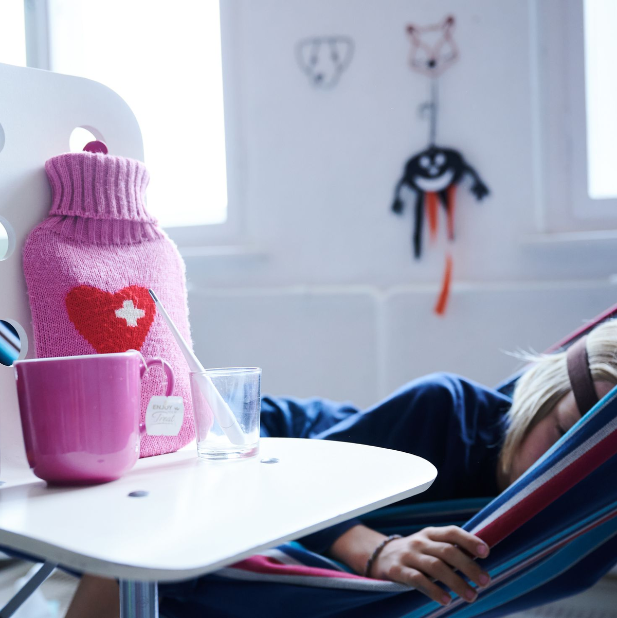 In Deutschland können beide Elternteile zusammen für ein krankes Kind jährlich 15 Arbeitstage freinehmen. - Foto: Annette Riedl/dpa/dpa-tmn