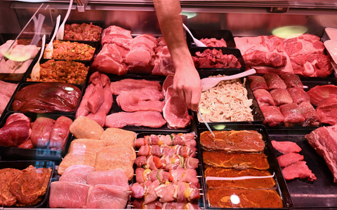 Die Fleischtheken der Supermärkte halten für Kunden ein breites Angebot an Fleisch- und Wurstwaren bereit. - Foto: Bernd Weißbrod/dpa