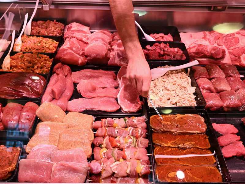 Die Fleischtheken der Supermärkte halten für Kunden ein breites Angebot an Fleisch- und Wurstwaren bereit. - Foto: Bernd Weißbrod/dpa
