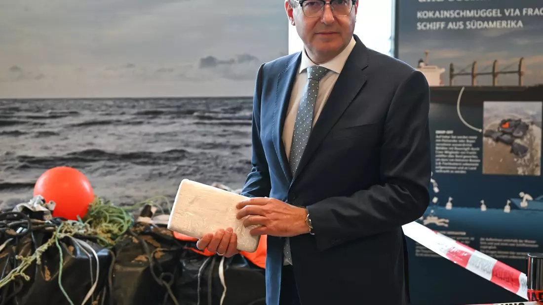 Bundesinnenminister Alexander Dobrindt (CSU) zeigte bei einer Pressekonferenz im Bundeskriminalamt im Herbst Kokainpakete. Sie wurden vor der Insel Borkum ins Wasser geworfen. (Archivbild) - Bild: Arne Dedert/dpa
