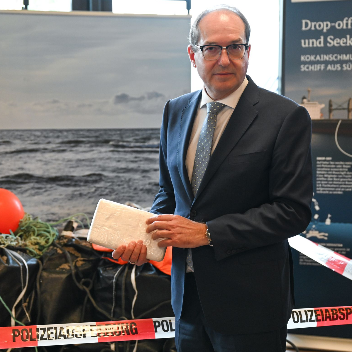 Bundesinnenminister Alexander Dobrindt (CSU) zeigte bei einer Pressekonferenz im Bundeskriminalamt im Herbst Kokainpakete. Sie wurden vor der Insel Borkum ins Wasser geworfen. (Archivbild) - Foto: Arne Dedert/dpa