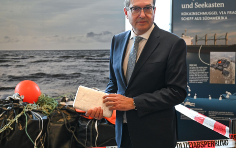 Bundesinnenminister Alexander Dobrindt (CSU) zeigte bei einer Pressekonferenz im Bundeskriminalamt im Herbst Kokainpakete. Sie wurden vor der Insel Borkum ins Wasser geworfen. (Archivbild) - Foto: Arne Dedert/dpa
