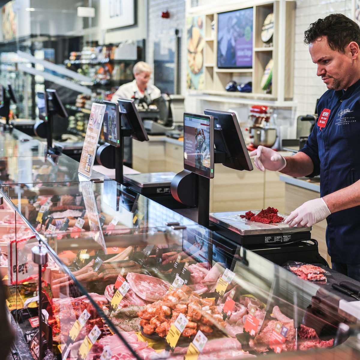 Viele Fleischfachverkäufer gehen bald in den Ruhestand. - Foto: Oliver Berg/dpa