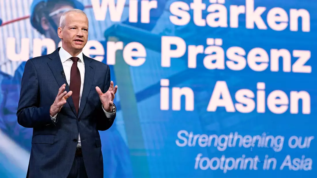 Wenige Tage vor Eröffnung des neuen Chemiewerks in China hatte BASF-Chef Markus Kamieth eingeräumt, dass sich diese Milliardeninvestition für den Konzern später als geplant lohnen wird. (Archivbild) - Bild: Uwe Anspach/dpa