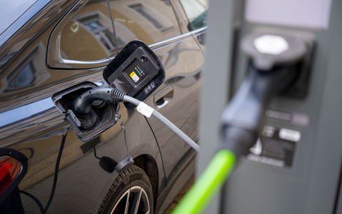 Ein Stromer beim Aufladen an einer Elektro-LadesÀule - von den Preissteigerungen, denen Nutzer von Dieselautos und Benzinern als Folge des Iran-Kriegs ausgesetzt sind, sind die Stromer-Nutzer nicht betroffen. - Foto: Peter Kneffel/dpa Ein Stromer beim Aufladen an einer Elektro-LadesÀule - von den Preissteigerungen, denen Nutzer von Dieselautos und Benzinern als Folge des Iran-Kriegs ausgesetzt sind, sind die Stromer-Nutzer nicht betroffen. - Foto: Peter Kneffel/dpa