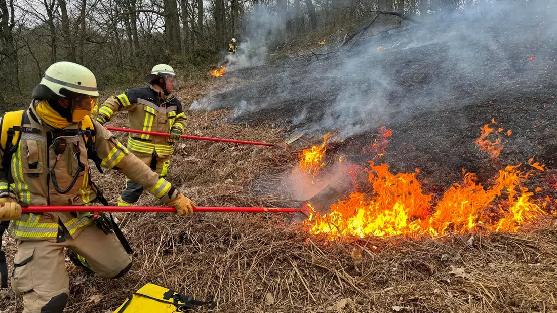 FW-EN: Am Nacken war ein erweiterter Löschzug im Einsatz. - Bild: presseportal.de