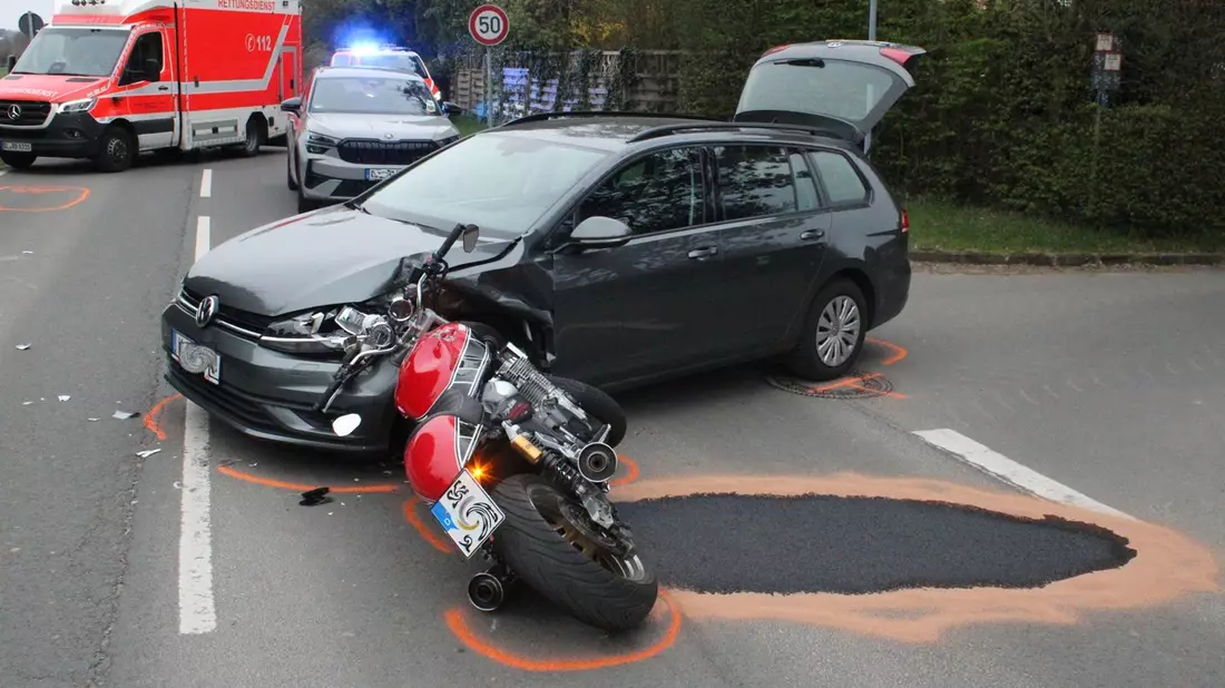 POL-RBK: Leichlingen - Ein Schwerverletzter und hoher Sachschaden bei Kollision im Einmündungsbereich - Bild: presseportal.de