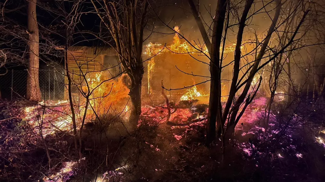 FW Bad Segeberg: Feuerwehr Bad Segeberg löscht Schuppenbrand - Bild: presseportal.de