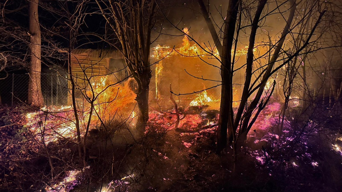 FW Bad Segeberg: Feuerwehr Bad Segeberg löscht Schuppenbrand - Foto: presseportal.de