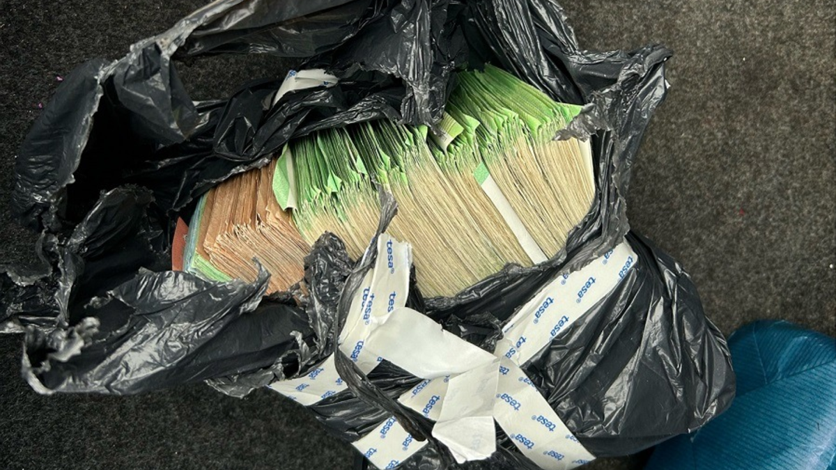 HZA-LA: Müllsack voller Bargeld/ Landshuter Zöllner stellten Bargeld in Höhe von knapp 85.000 Euro sicher - Foto: presseportal.de