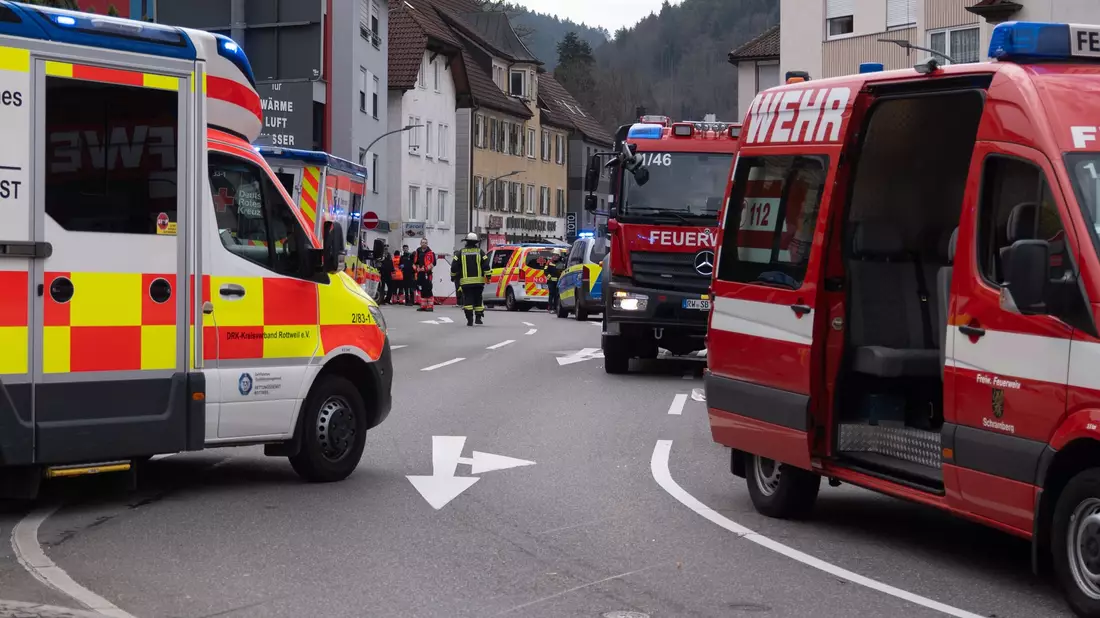 In Schramberg kam es zu einem schweren Unfall mit einem Lastwagen, bei dem eine Mutter und ihr Kind getötet wurden. - Bild: Joshua Rzepka/onw-images/dpa