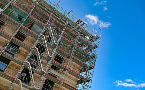 Steigende Zinsen drohen die erhoffte Erholung im Wohnungsbau zu stoppen. (Archivbild) - Foto: Patrick Pleul/dpa