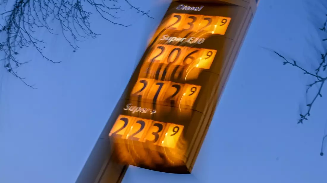 Die Spritpreise bleiben in Bewegung. (Symbolbild) - Bild: Jens Kalaene/dpa