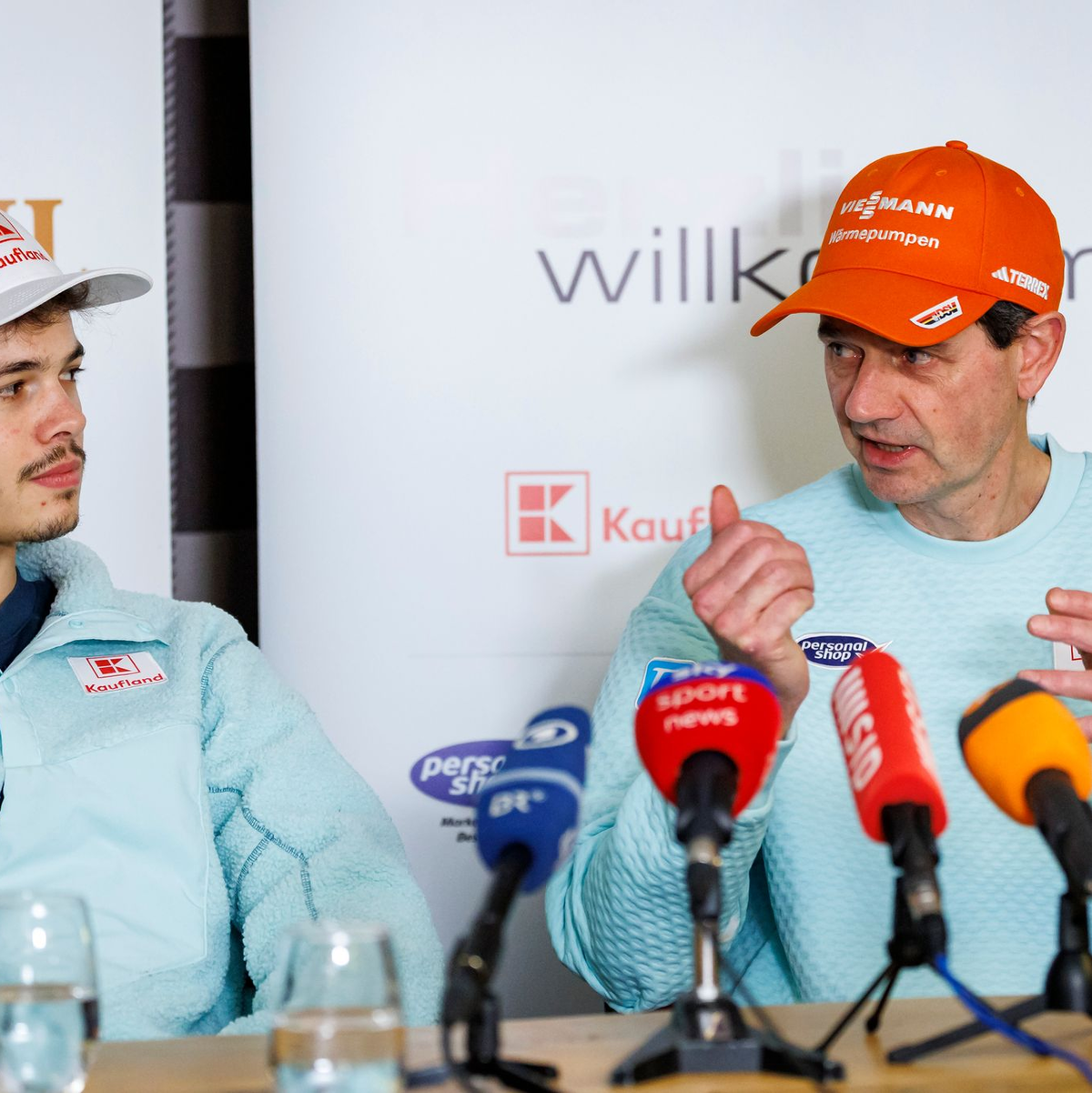 Horngachers Verhältnis zu Philipp Raimund (l) war mal schwierig. (Archivbild) - Foto: Daniel Karmann/dpa