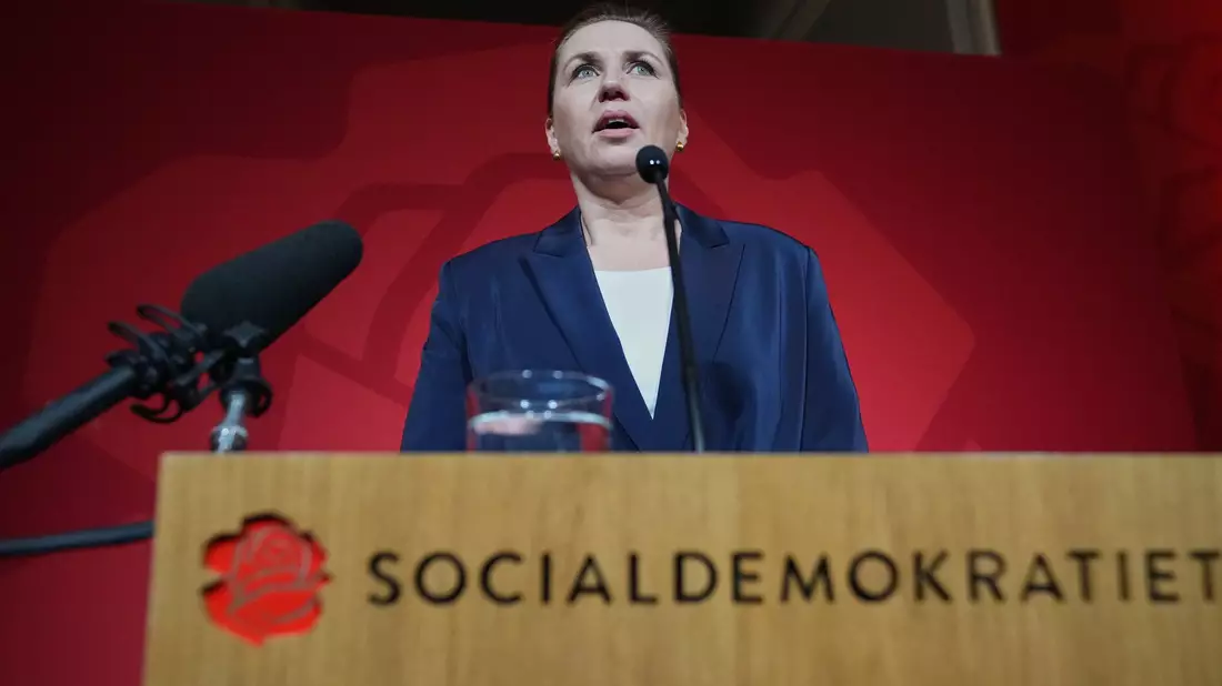Ihre Regierung tritt zurück - trotzdem will Mette Frederiksen Regierungschefin bleiben.  - Bild: Sergei Grits/AP/dpa