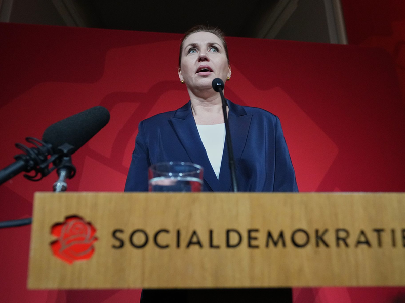 Ihre Regierung tritt zurück - trotzdem will Mette Frederiksen Regierungschefin bleiben.  - Foto: Sergei Grits/AP/dpa