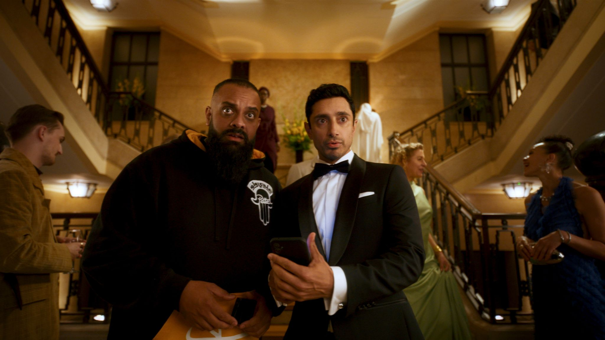 Riz Ahmed (r) will als Shah Latif der nächste James Bond werden. Guz Khan (l) spielt seinen Cousin Zulfi, der einen Taxiservice gründen will. - Foto: -/Prime Video/dpa