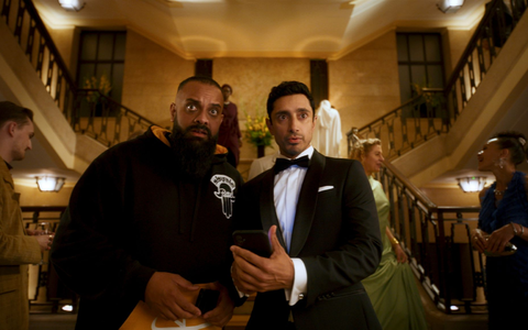 Riz Ahmed (r) will als Shah Latif der nächste James Bond werden. Guz Khan (l) spielt seinen Cousin Zulfi, der einen Taxiservice gründen will. - Foto: -/Prime Video/dpa