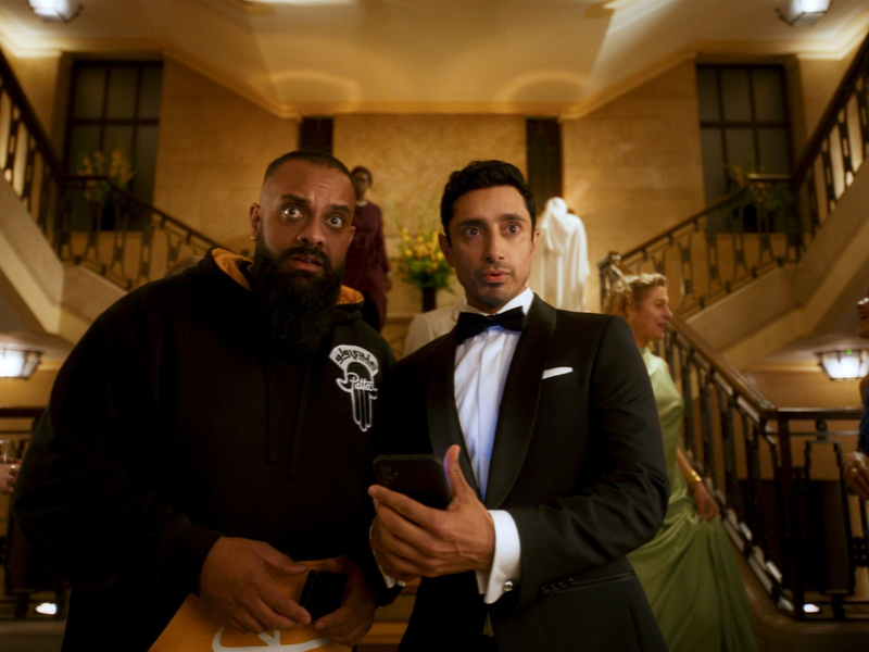 Riz Ahmed (r) will als Shah Latif der nächste James Bond werden. Guz Khan (l) spielt seinen Cousin Zulfi, der einen Taxiservice gründen will. - Foto: -/Prime Video/dpa