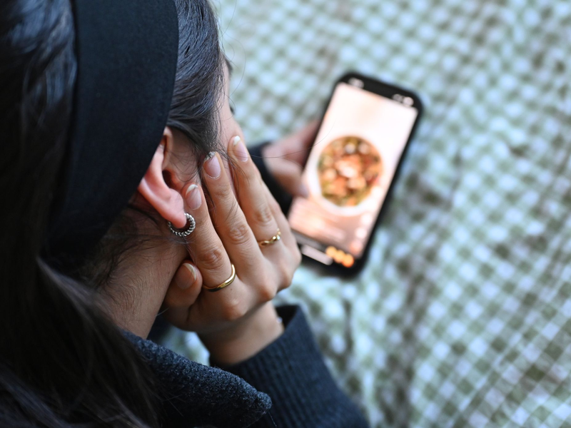 Die britische Regierung möchte herausfinden, wie sich Social Media Einschränkungen und Verbote auf schulische Leistungen, den Schlaf und das Familienleben auswirken. (Archivbild) - Foto: Elisa Schu/dpa