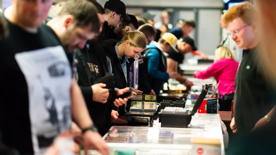 Auf einmal stehen 30 Leute um dich rum. Alle schreien, filmen und feiern mit. - Berlin Cardshow zieht Sammelkarten-Fans und Sportlegenden ins Olympiastadion - Bild: presseportal.de