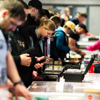 Auf einmal stehen 30 Leute um dich rum. Alle schreien, filmen und feiern mit. - Berlin Cardshow zieht Sammelkarten-Fans und Sportlegenden ins Olympiastadion - Foto: presseportal.de