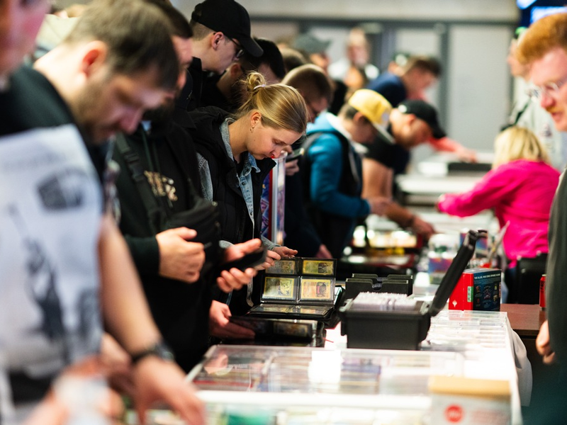 Auf einmal stehen 30 Leute um dich rum. Alle schreien, filmen und feiern mit. - Berlin Cardshow zieht Sammelkarten-Fans und Sportlegenden ins Olympiastadion - Foto: presseportal.de