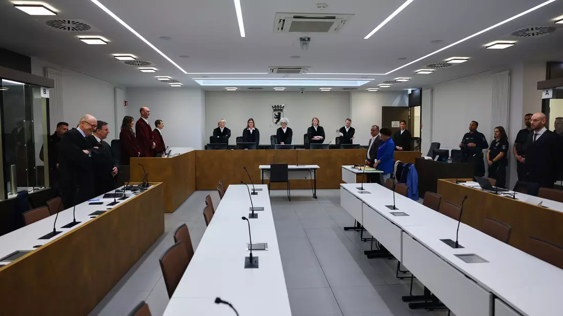 Laut Anklage sollen die 36- bis 58-Jährigen als sogenannte Auslandsoperateure für Waffendepots in mehreren europäischen Staaten zuständig gewesen sein, die für Anschläge genutzt werden sollten. (Archivbild) - Bild: Fabrizio Bensch/Reuters Pool/dpa