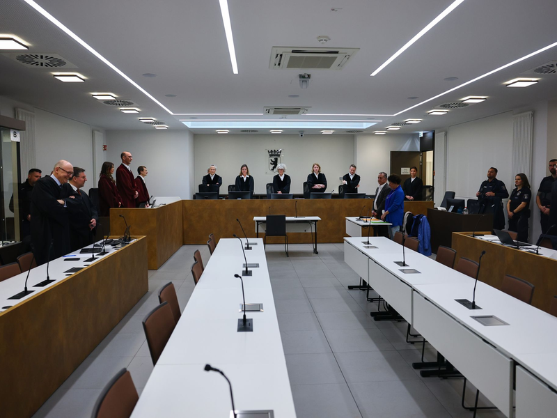 Laut Anklage sollen die 36- bis 58-JĂ€hrigen als sogenannte Auslandsoperateure fĂŒr Waffendepots in mehreren europĂ€ischen Staaten zustĂ€ndig gewesen sein, die fĂŒr AnschlĂ€ge genutzt werden sollten. (Archivbild) - Foto: Fabrizio Bensch/Reuters Pool/dpa