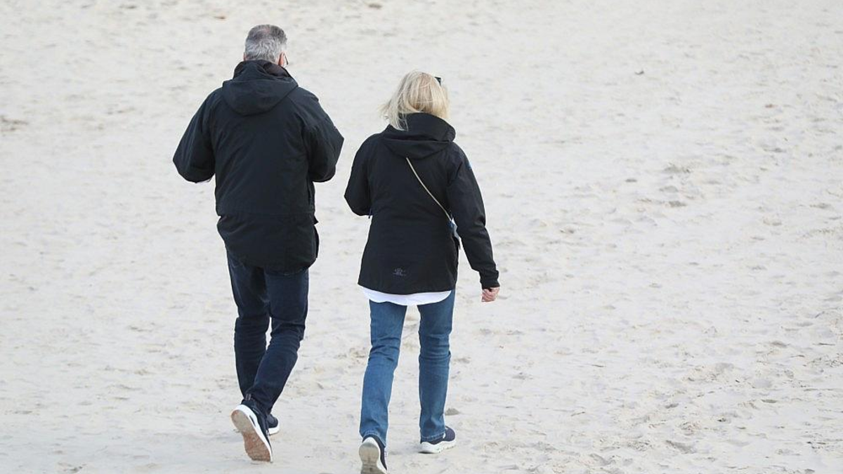 Paar geht am Strand spazieren - Foto: via dts Nachrichtenagentur
